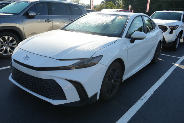 Used 2025 Toyota Camry SE FWD image 8
