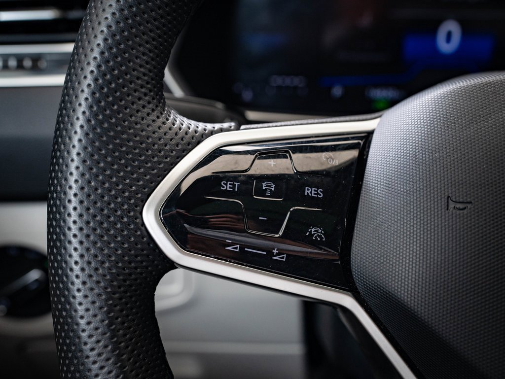 Used 2024 Volkswagen Tiguan SE R-Line image 25