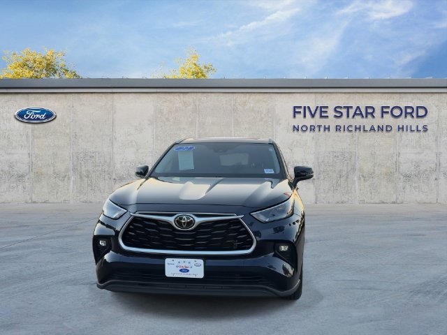 Used 2022 Toyota Highlander XLE FWD image 3