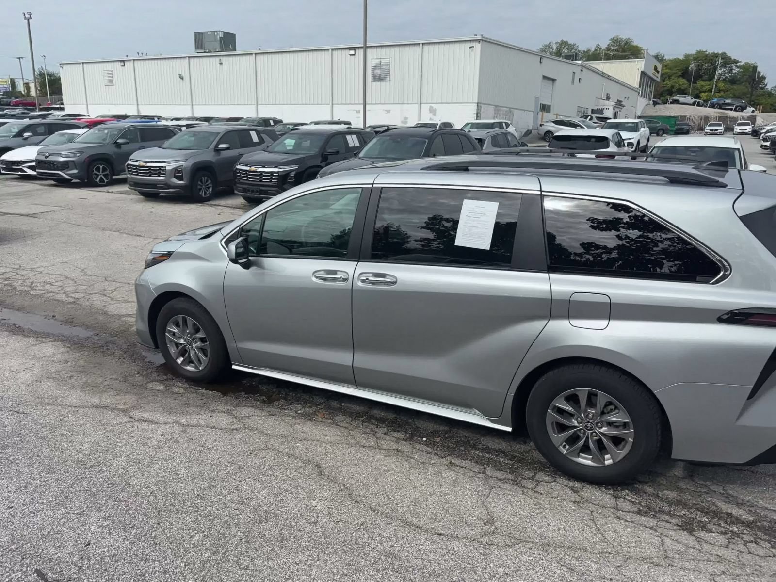 Used 2025 Toyota Sienna XLE FWD image 9