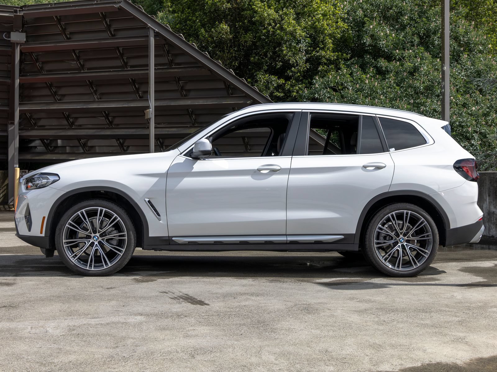 Used 2023 BMW X3 xDrive30i w/ Premium Package w/ZPA AWD/4WD image 2