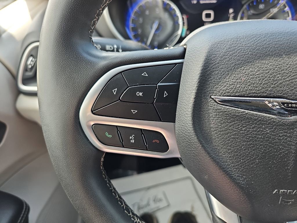 Used 2023 Chrysler Pacifica Touring-L image 22