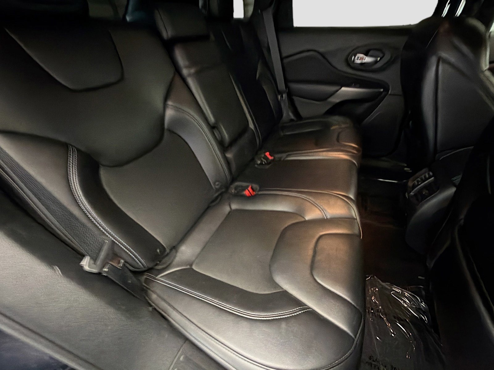 Used 2019 Jeep Cherokee Latitude Plus w/ Comfort/Convenience Group FWD image 14