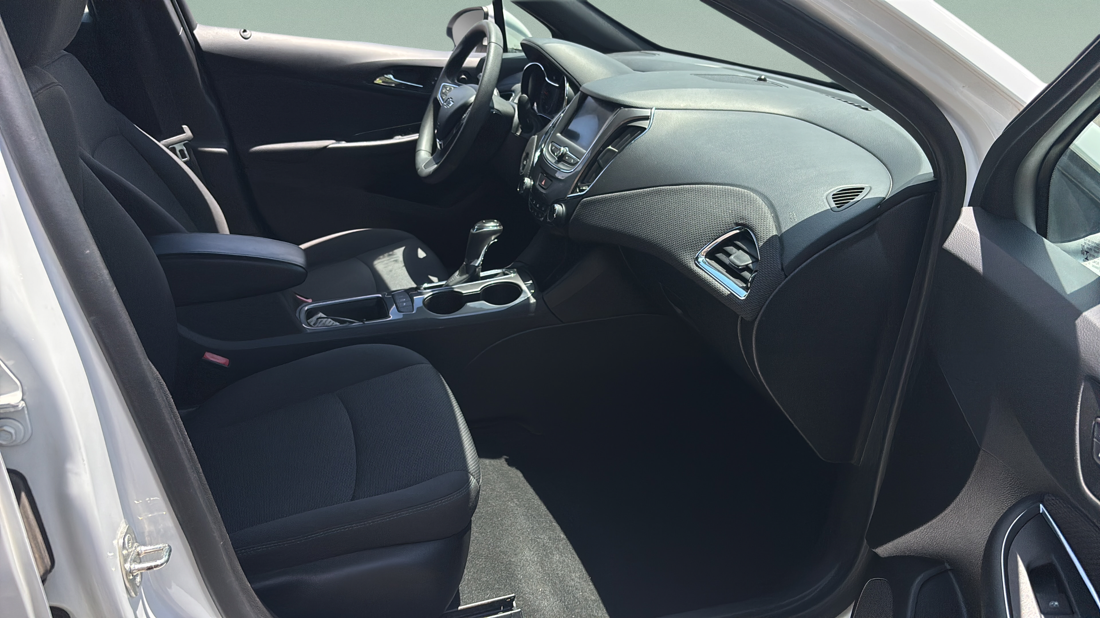 Used 2019 Chevrolet Cruze LT w/ Convenience Package FWD image 14
