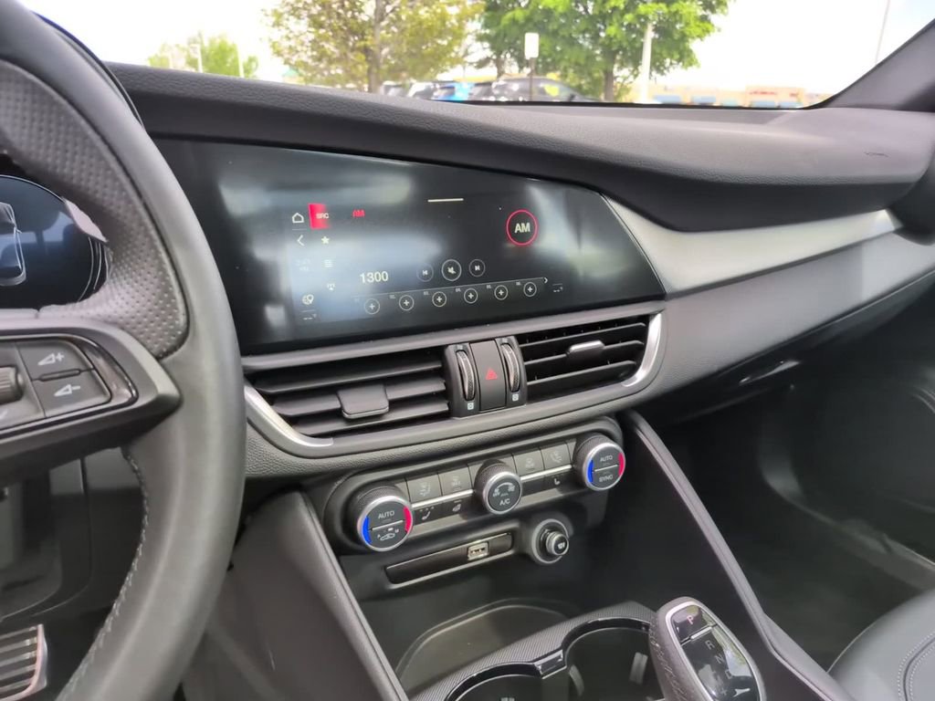 Used 2024 Alfa Romeo Giulia Veloce AWD/4WD image 31