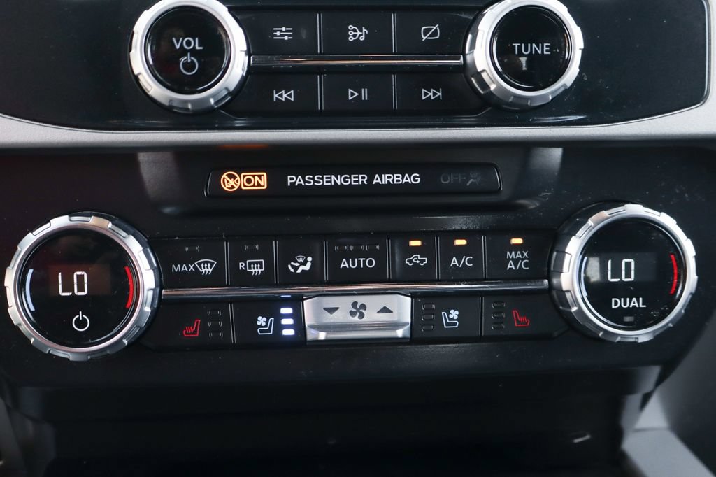Used 2022 Ford F350 Lariat w/ Black Appearance Package AWD/4WD image 39