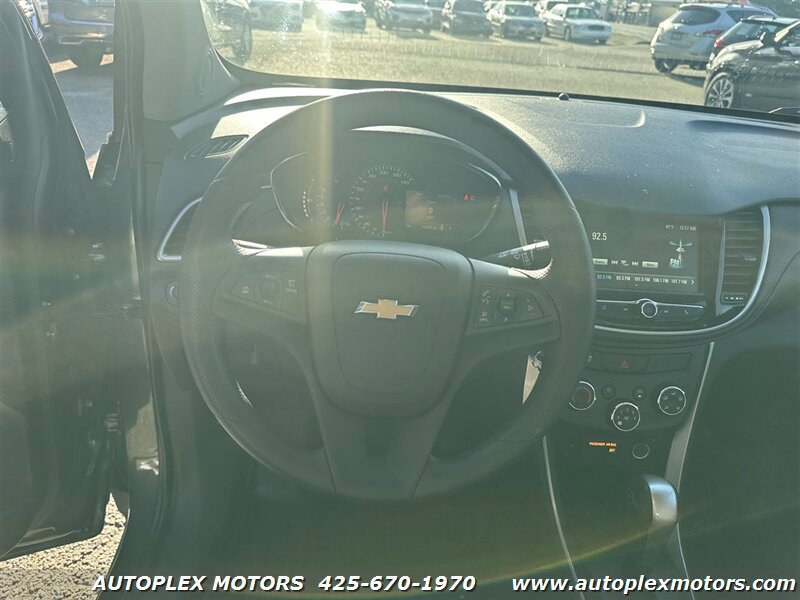 Used 2017 Chevrolet Trax LT w/ Driver Confidence Package AWD/4WD image 16