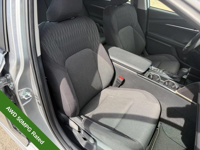 Used 2025 Toyota Camry LE AWD/4WD image 11