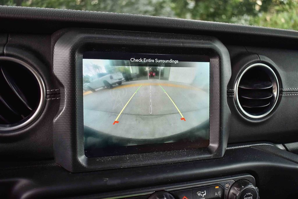 Used 2022 Jeep Wrangler Unlimited Sahara AWD/4WD image 21