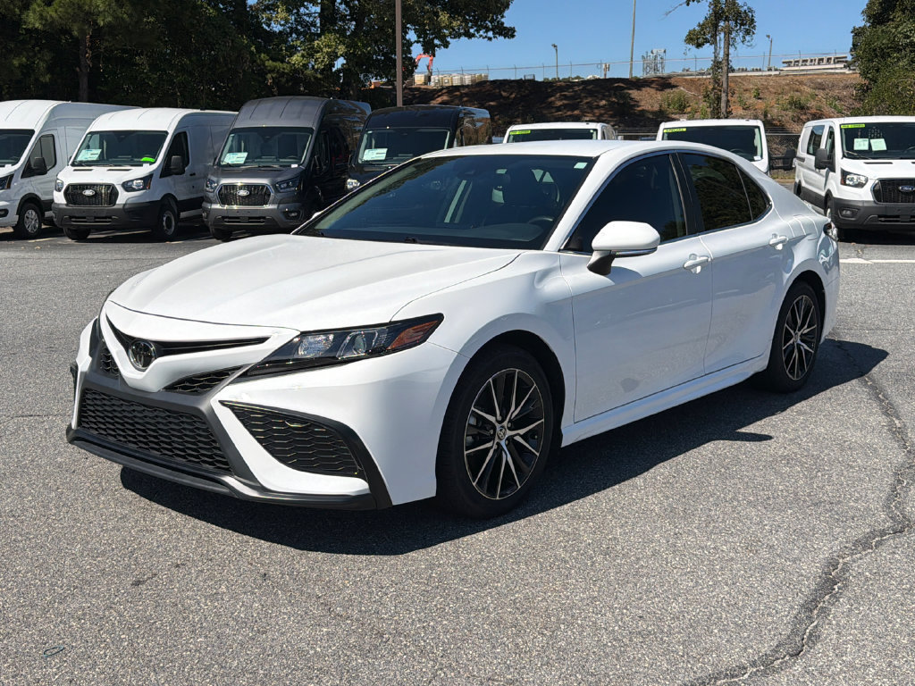 Used 2024 Toyota Camry SE FWD image 3