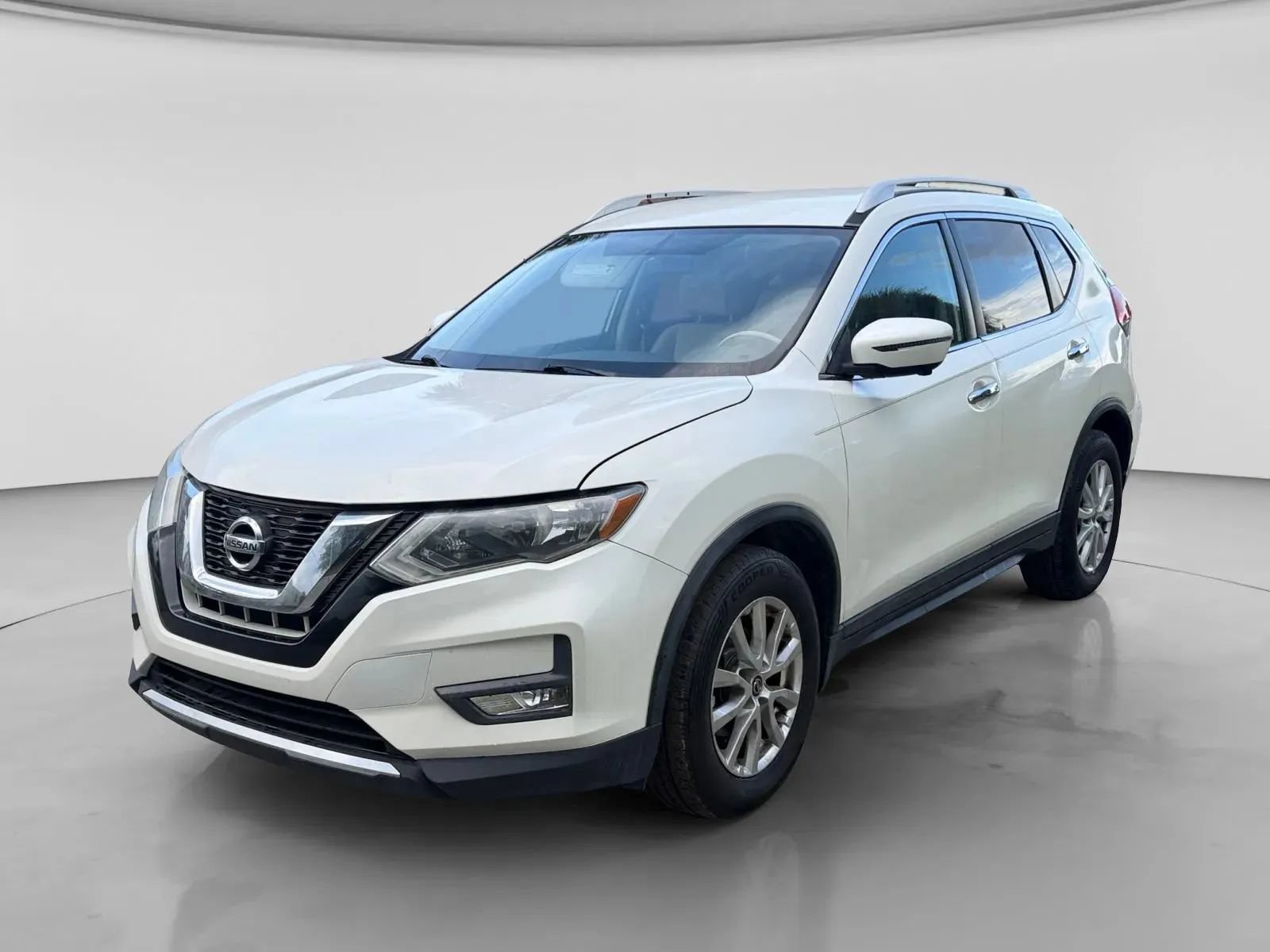 Used 2017 Nissan Rogue SV w/ SV Premium Package FWD image 1