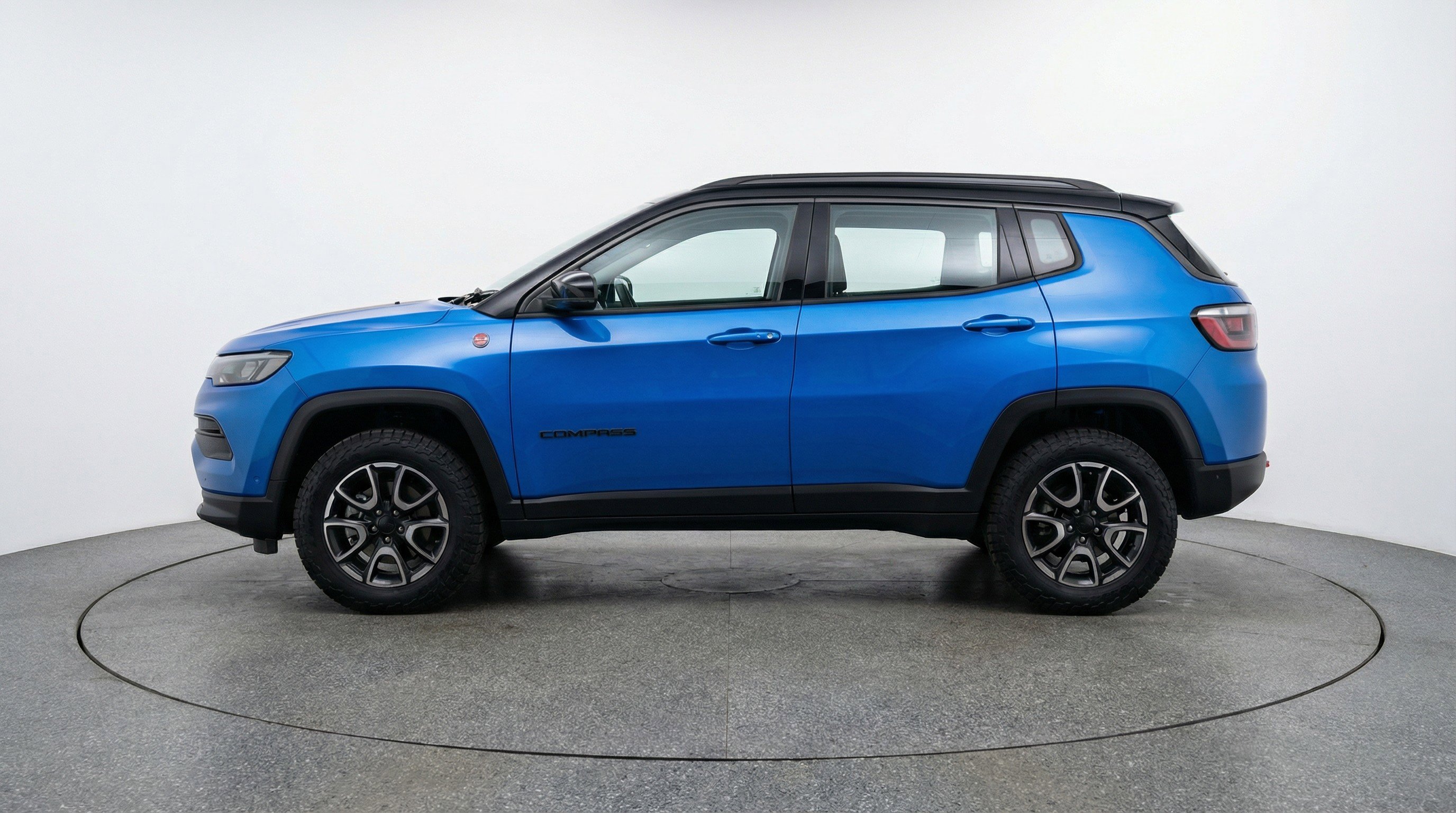 Used 2025 Jeep Compass Trailhawk image 5