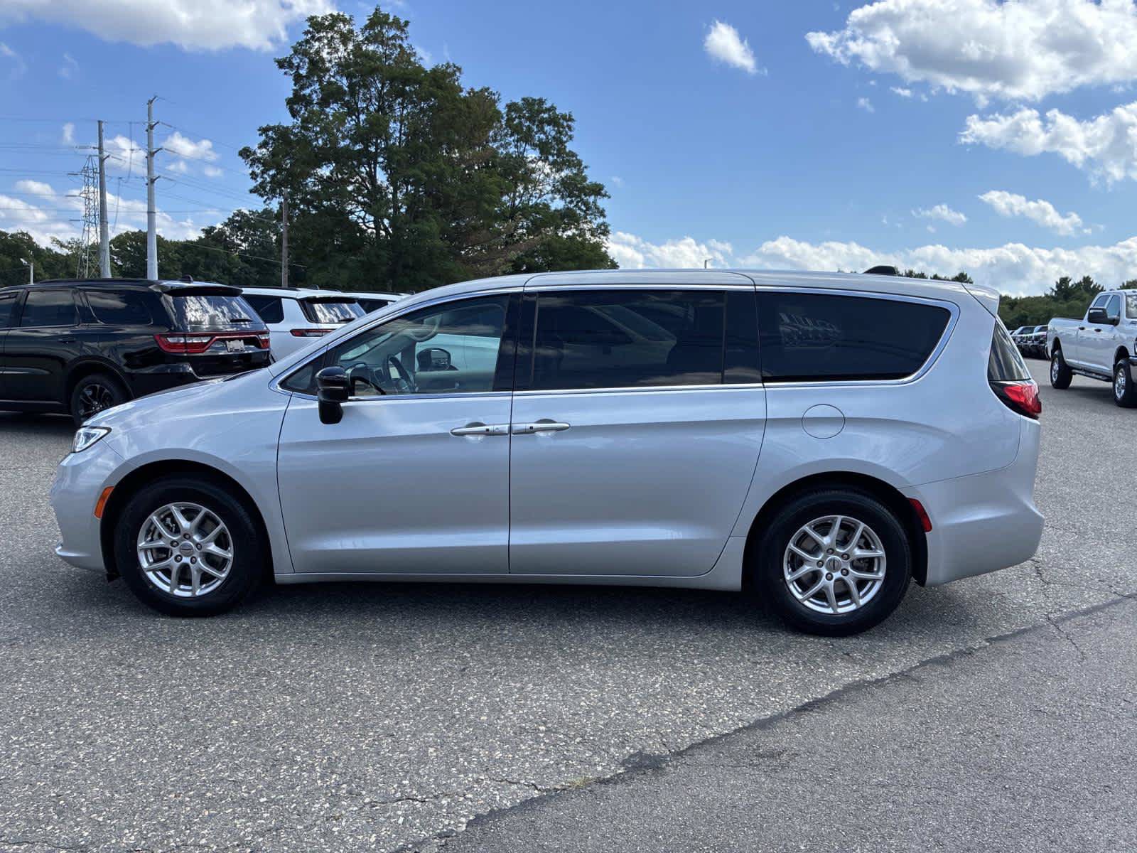 Certified 2024 Chrysler Pacifica Touring-L FWD image 4