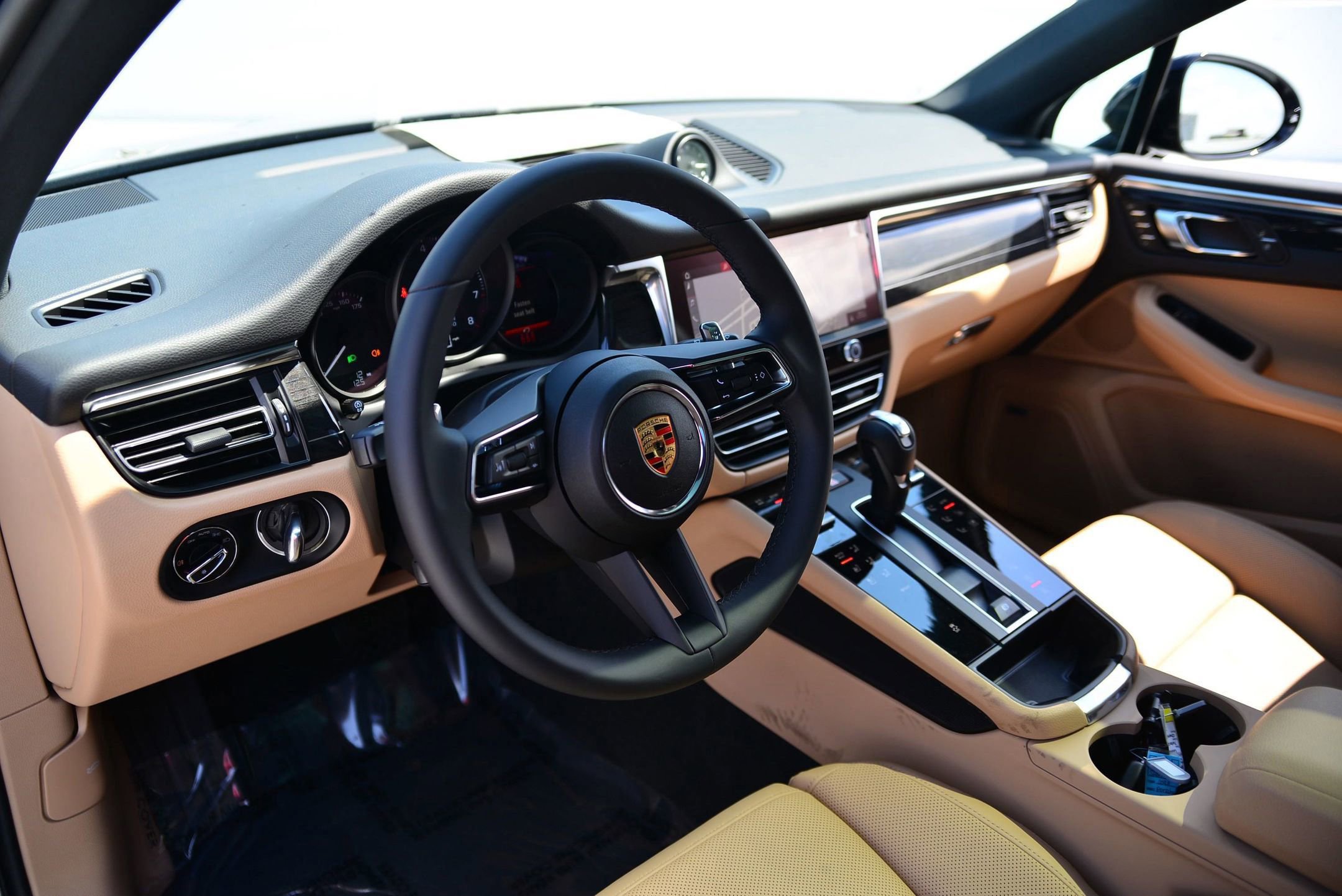 Used 2025 Porsche Macan image 4
