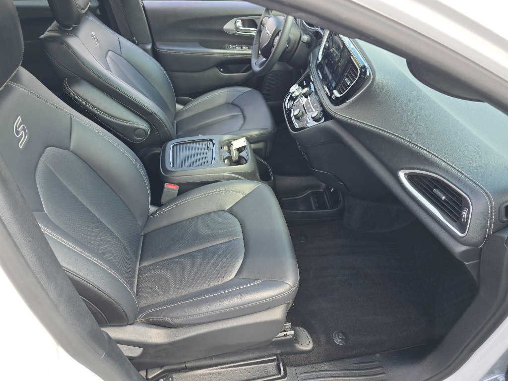 Used 2024 Chrysler Pacifica Limited FWD image 19