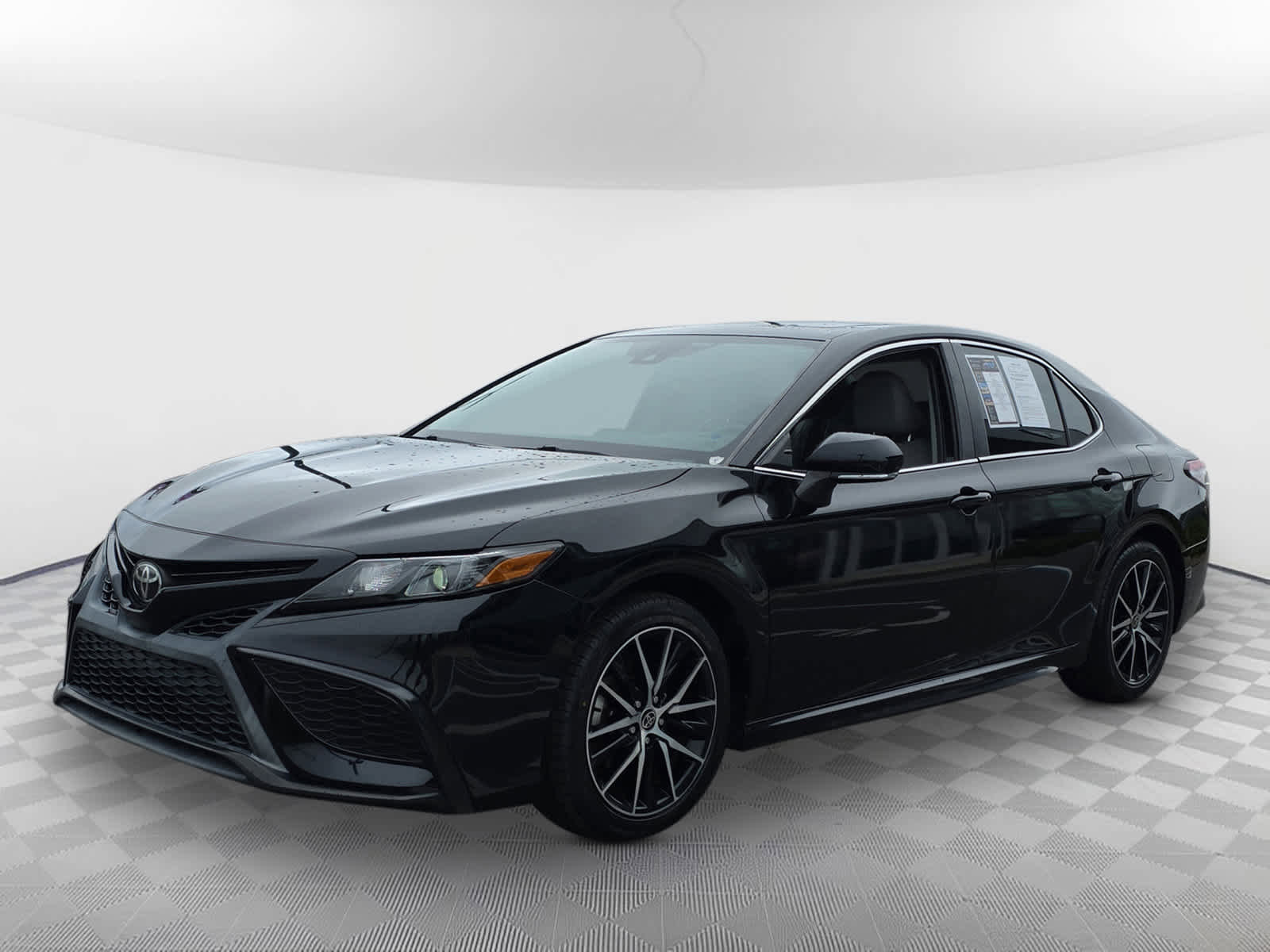 Used 2021 Toyota Camry SE image 2