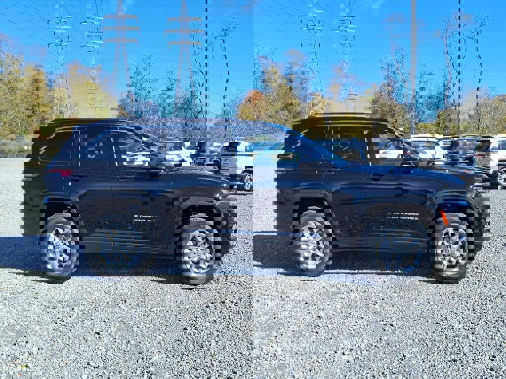 New 2025 Jeep Grand Cherokee Laredo X w/ Luxury Tech Group I image 3