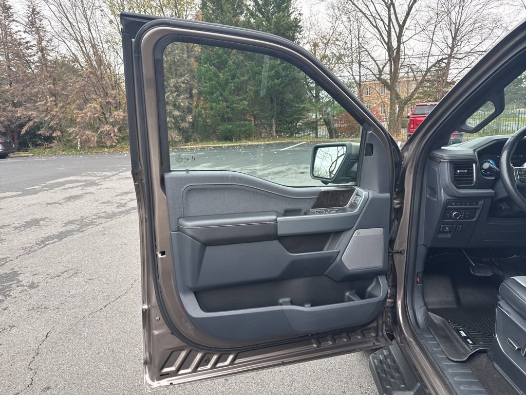 Used 2022 Ford F150 Lightning Lariat image 25