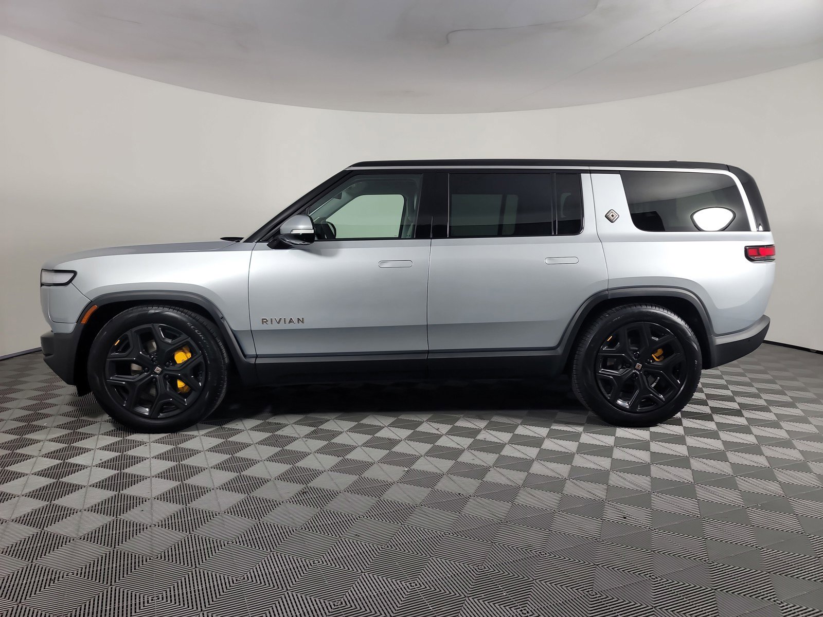 Used 2024 Rivian R1S Adventure image 2