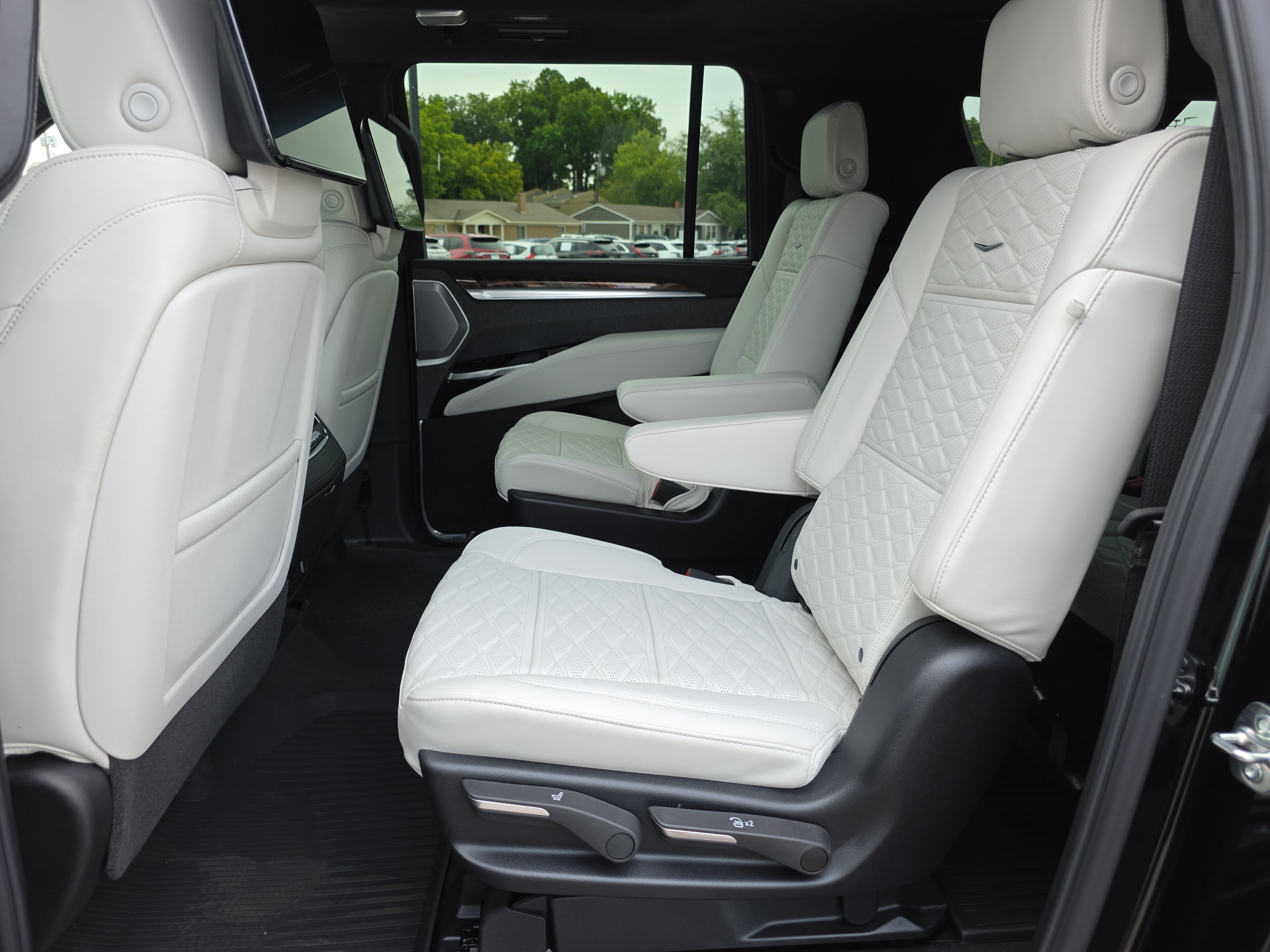 New 2026 Cadillac Escalade ESV Platinum Sport w/ LPO, ONYX Package AWD/4WD image 6