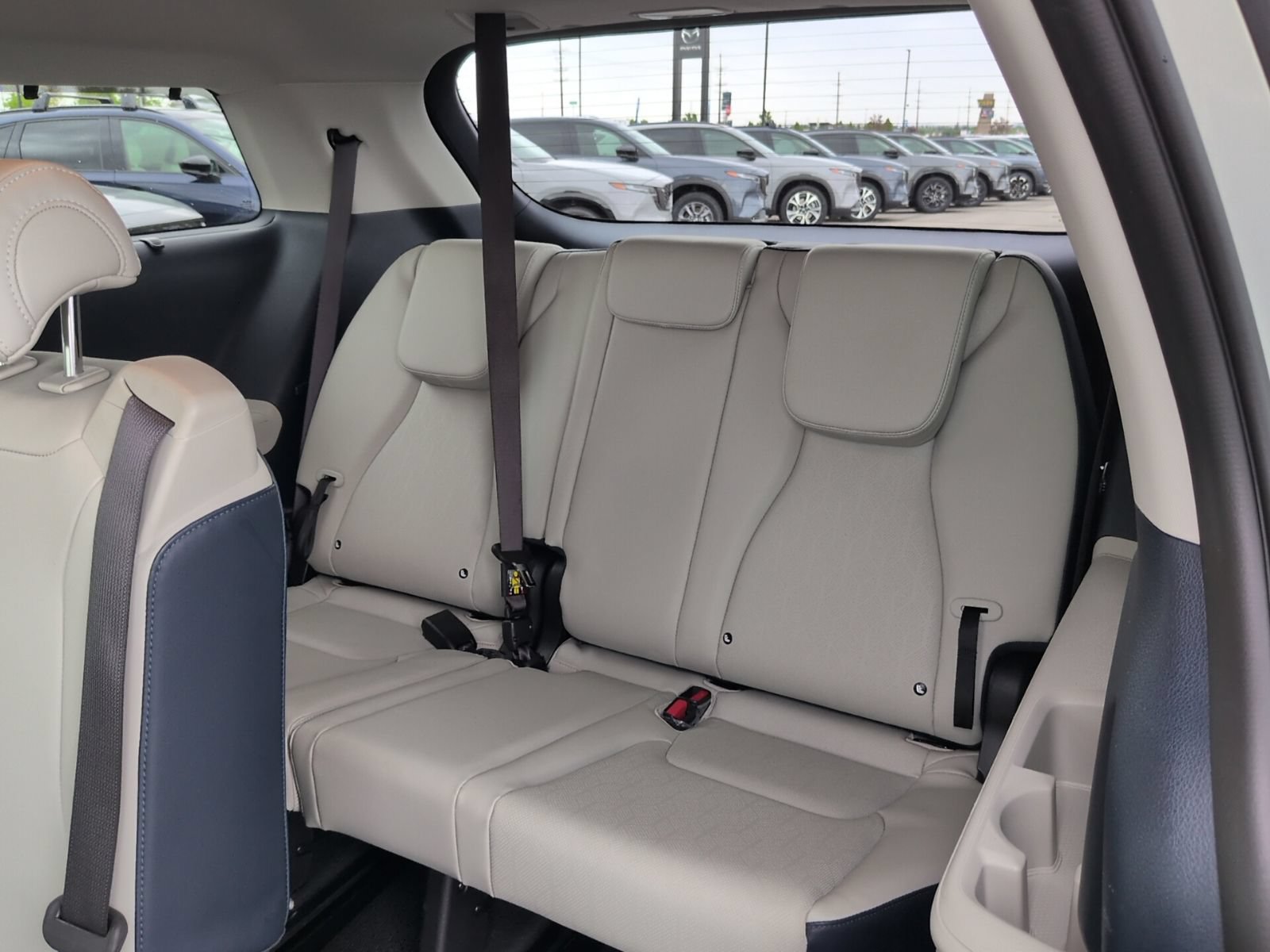 Used 2025 Kia Carnival EX FWD image 11