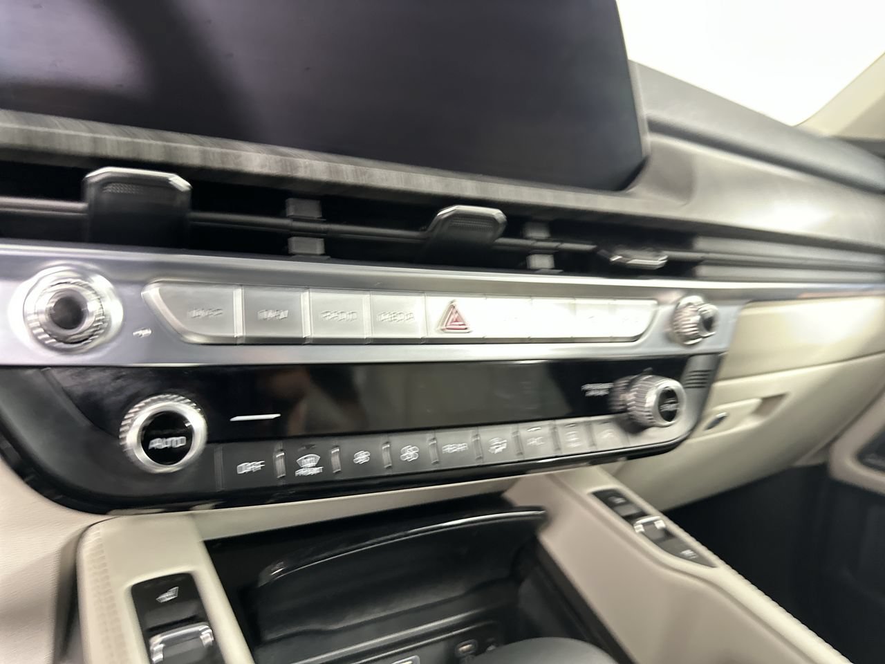 Certified 2025 Kia Telluride SX w/ SX Captain's Chair Package FWD image 12
