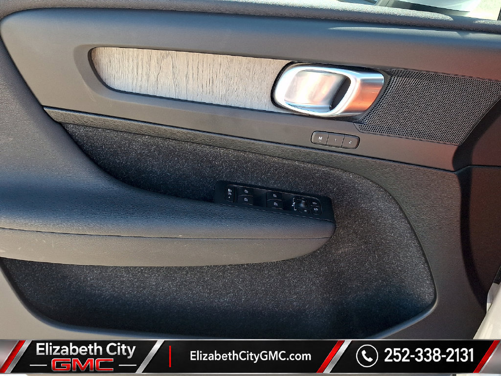 Used 2019 Volvo XC40 T4 Inscription FWD image 13
