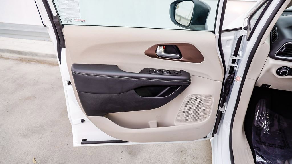 Used 2024 Chrysler Voyager LX image 25