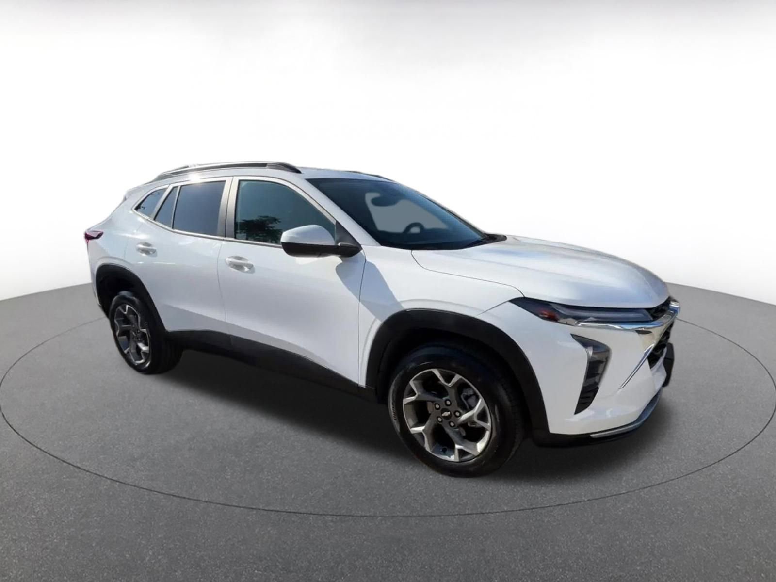 Used 2025 Chevrolet Trax LT w/ LT Convenience Package image 2