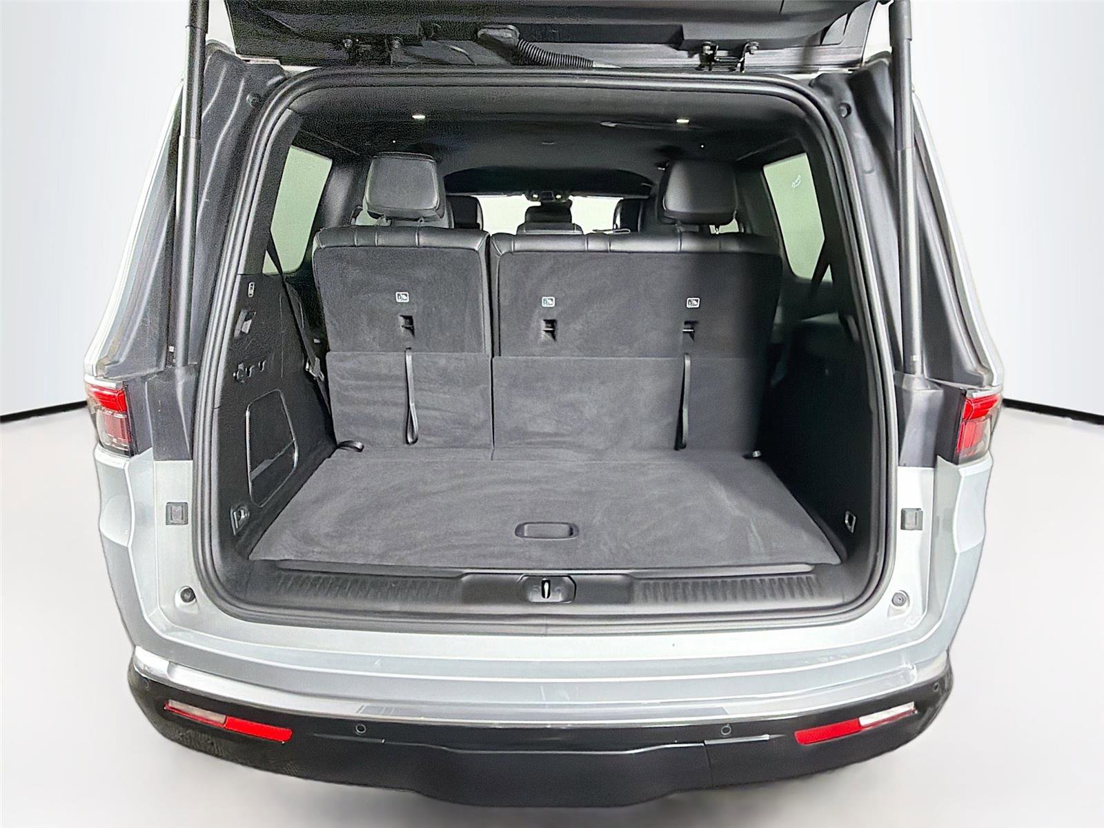 Used 2022 Jeep Wagoneer Series II w/ Rear Seat Video Group 1 image 28