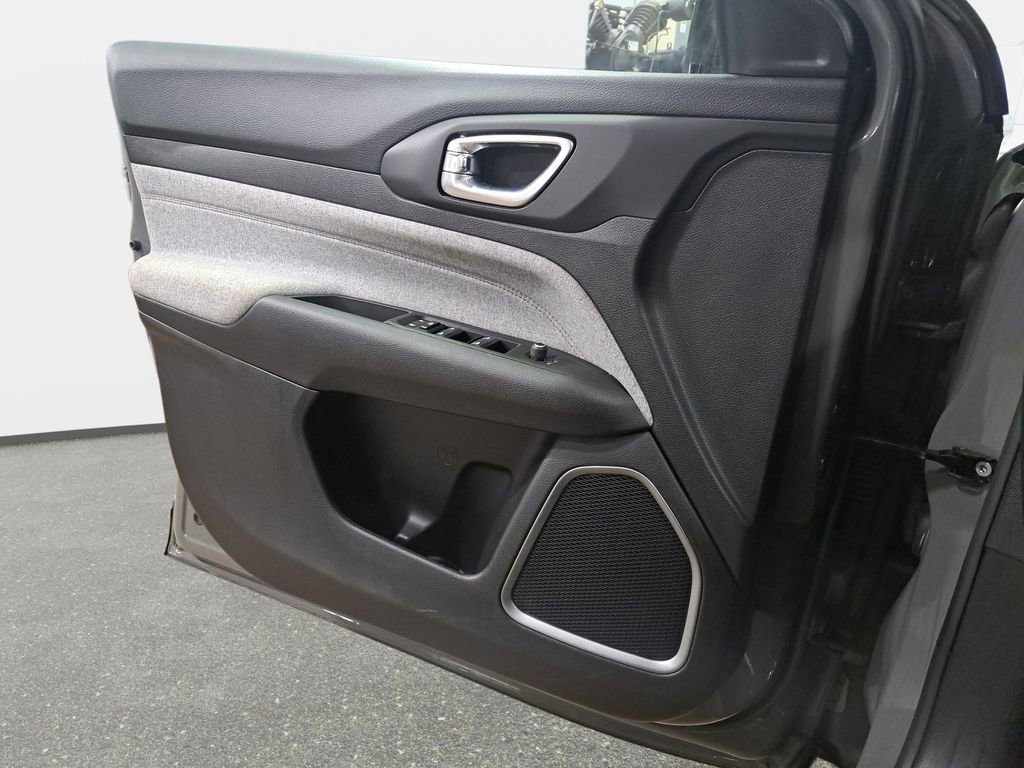 Certified 2023 Jeep Compass Latitude image 25