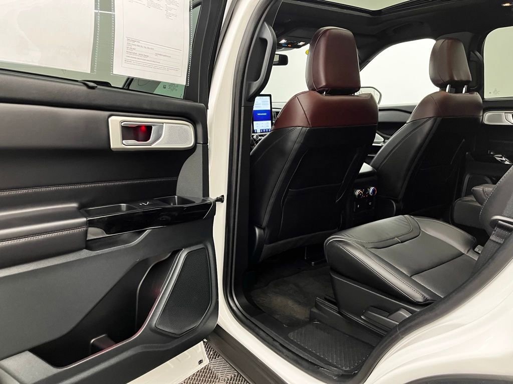 Used 2023 Ford Explorer Platinum w/ Technology Package image 39