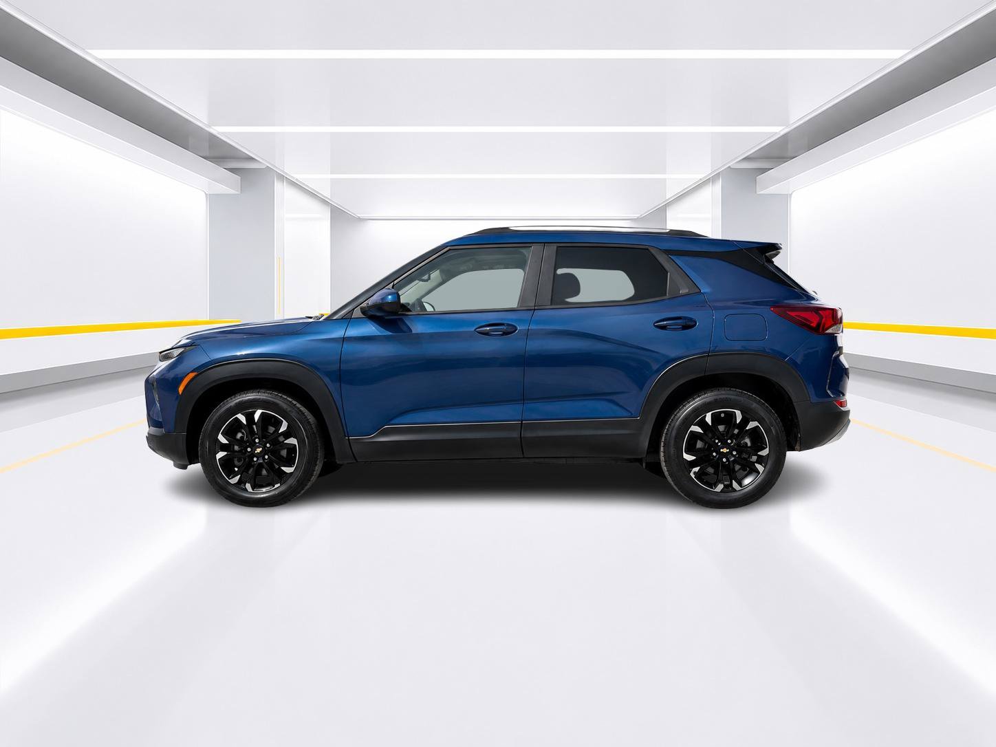 Used 2021 Chevrolet TrailBlazer LT w/ Sun and Liftgate Package FWD image 2