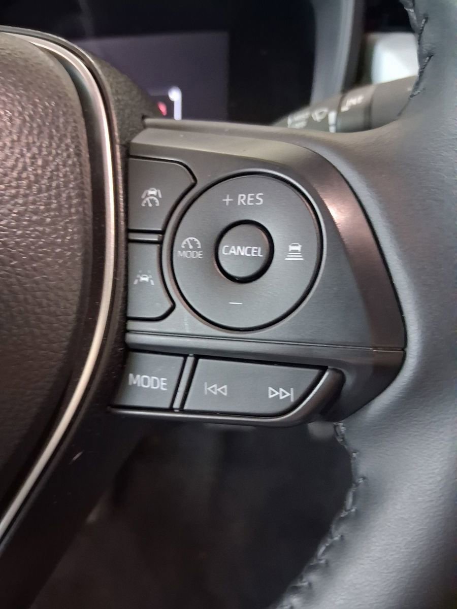 Used 2025 Toyota Corolla SE w/ SE Premium Package image 13