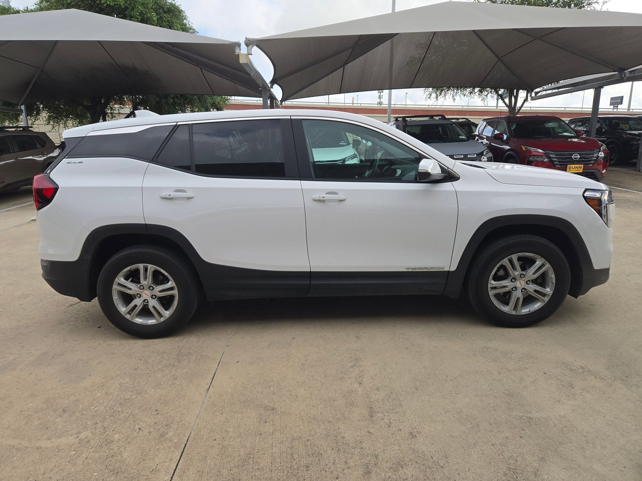 Used 2024 GMC Terrain SLE FWD image 2