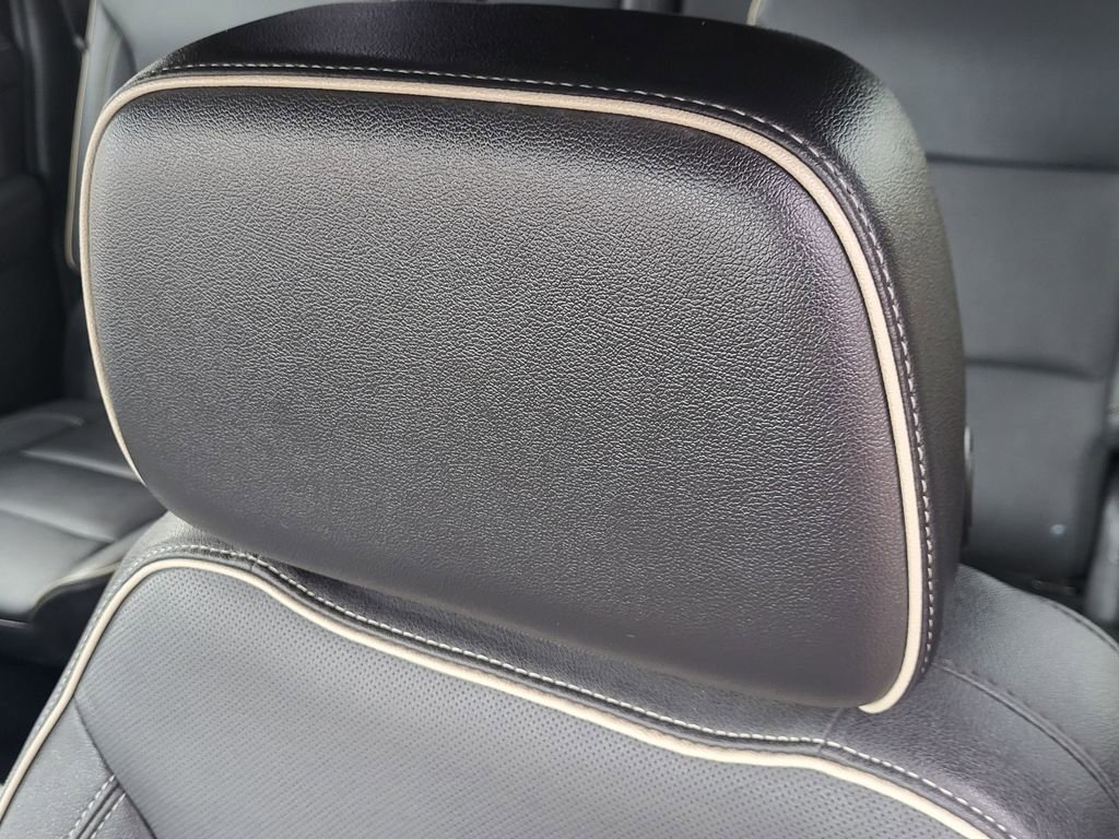 Used 2023 Chevrolet Suburban Premier image 6