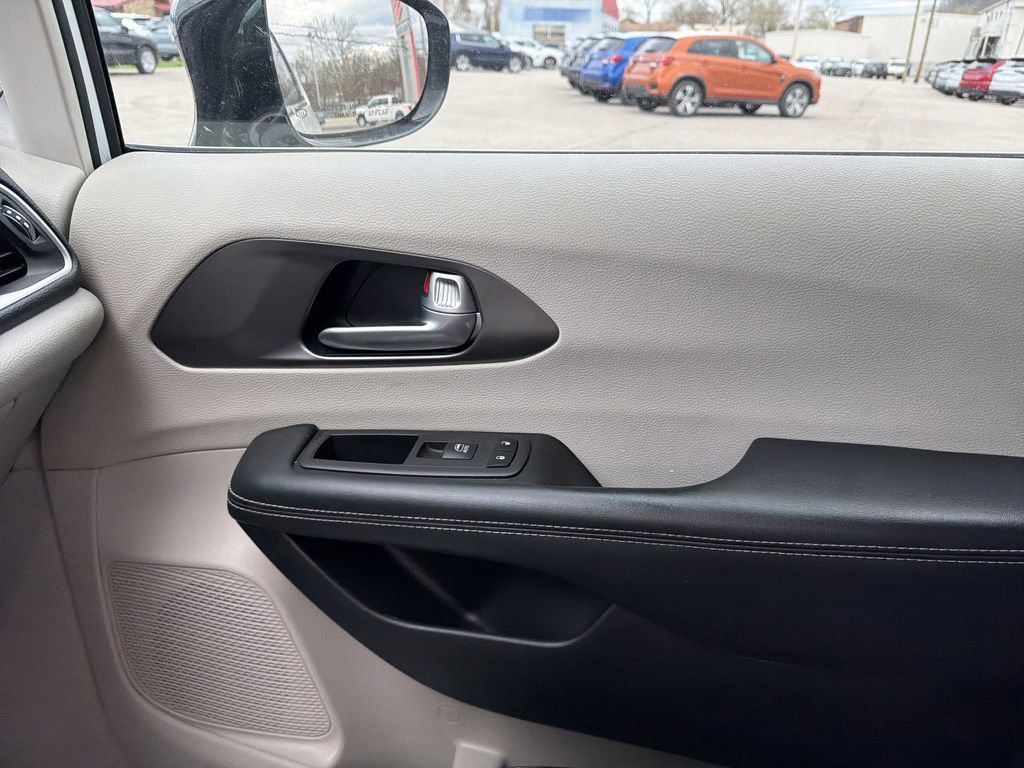 Used 2024 Chrysler Pacifica Select image 26