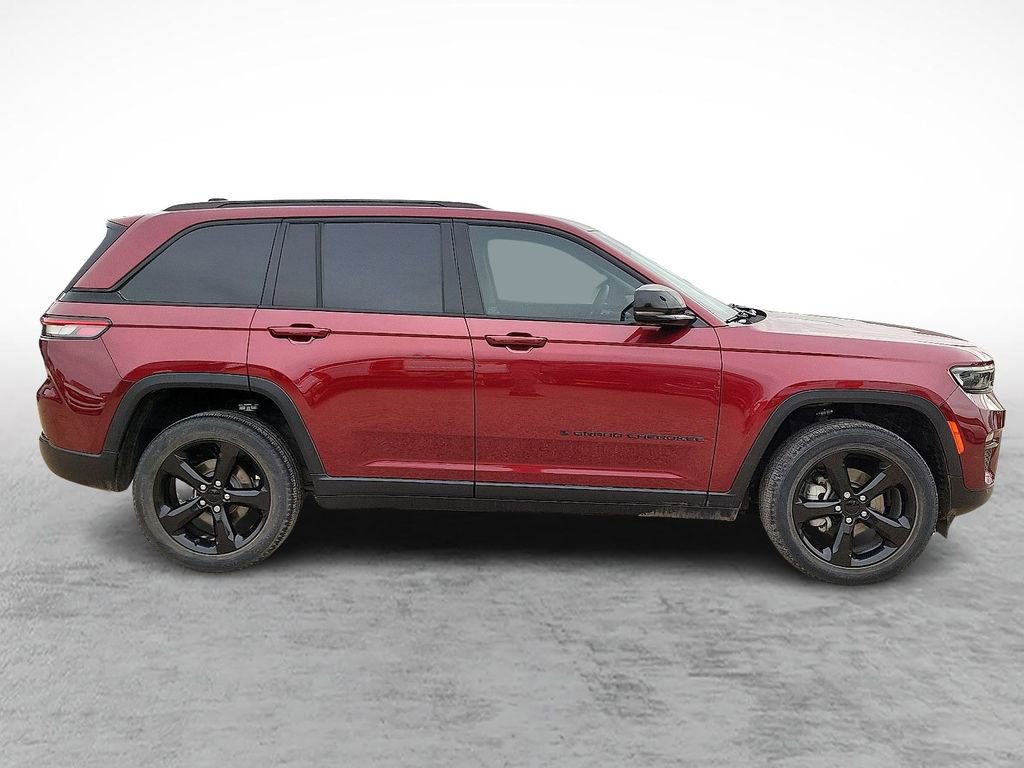 Used 2023 Jeep Grand Cherokee Limited w/ Black Appearance Package AWD/4WD image 12