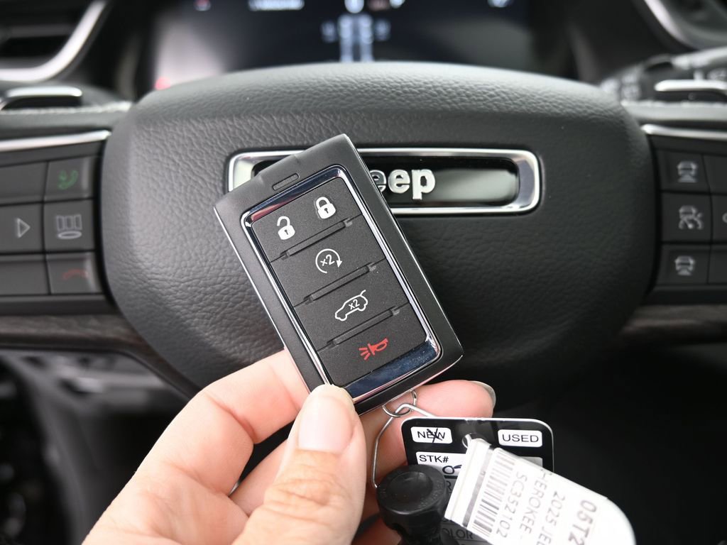 New 2025 Jeep Grand Cherokee Limited w/ Luxury Tech Group II image 25