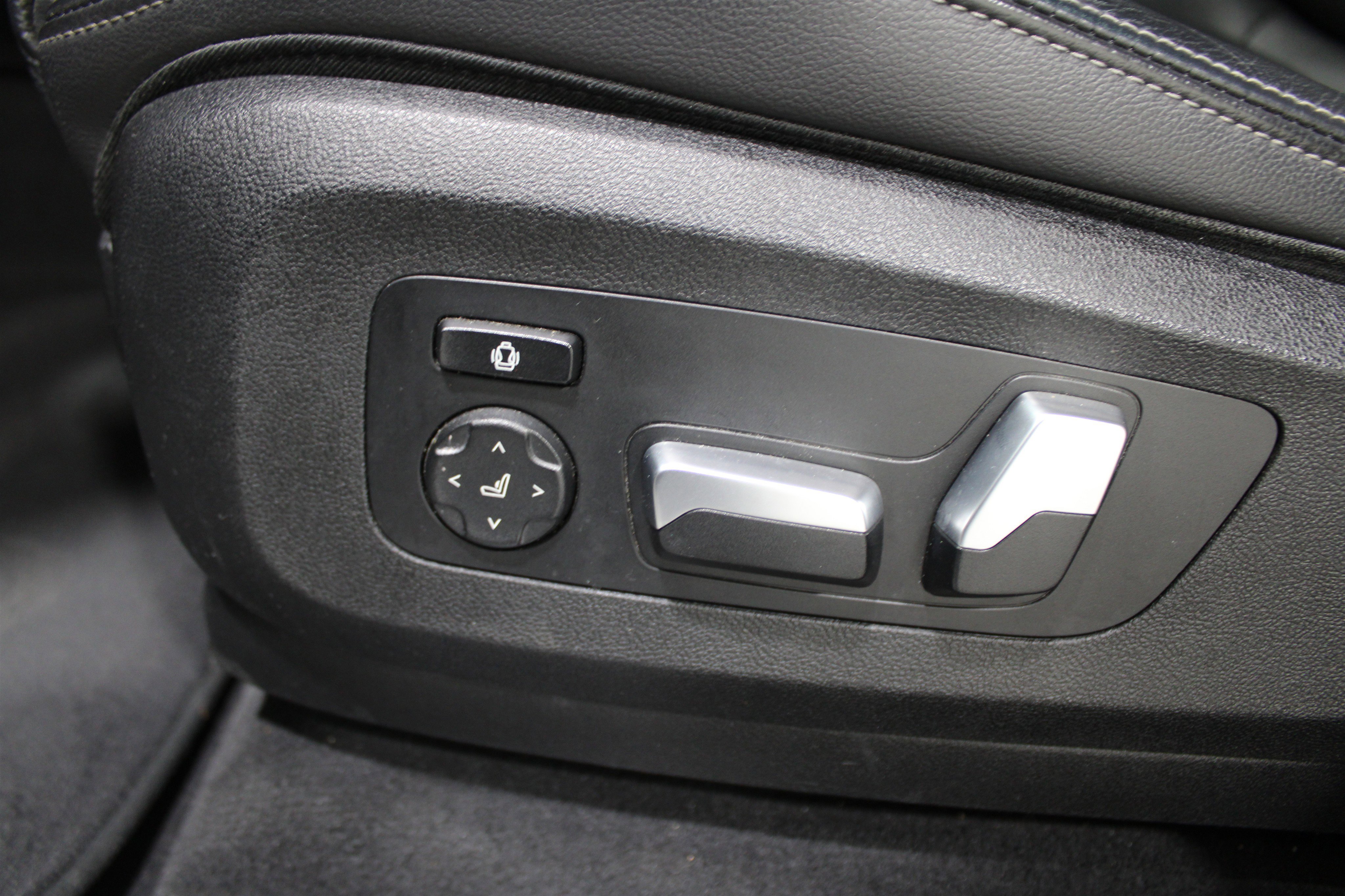 Used 2019 BMW X5 xDrive40i w/ M Sport Package image 4