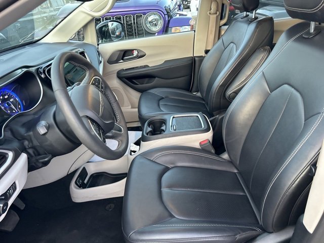 Used 2024 Chrysler Pacifica Touring-L image 6