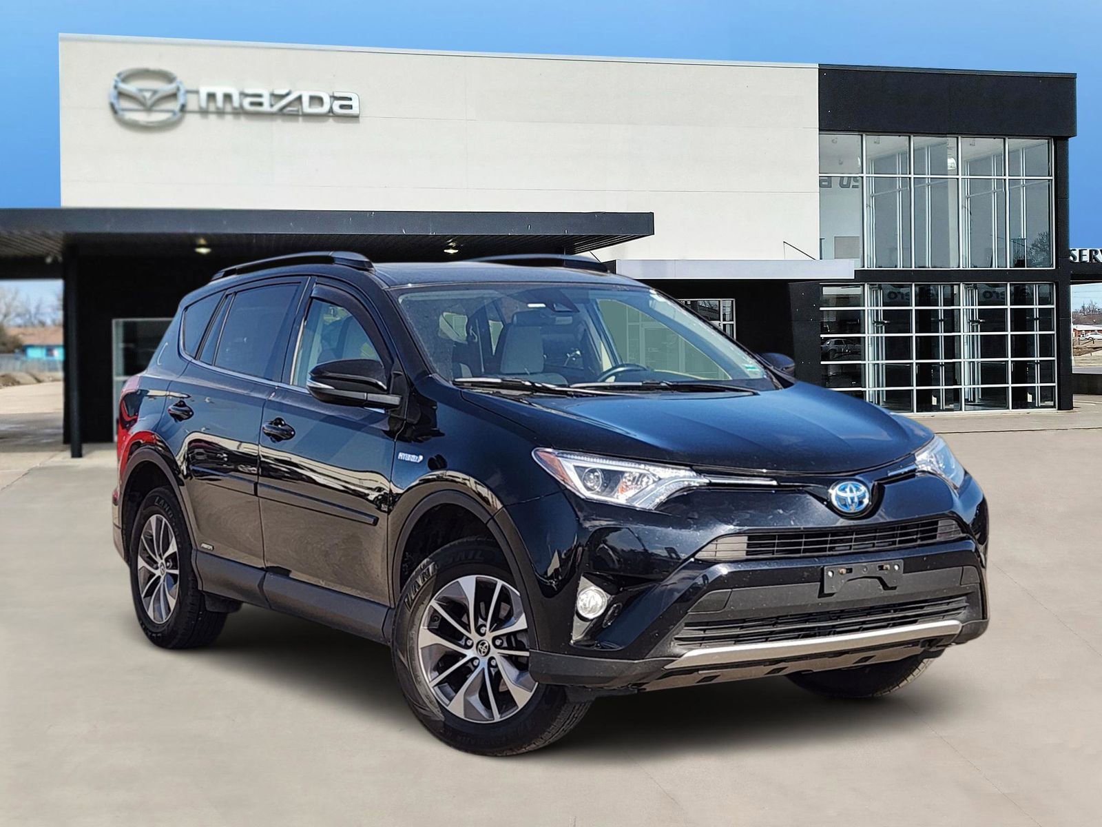 Used 2018 Toyota RAV4 XLE image 1