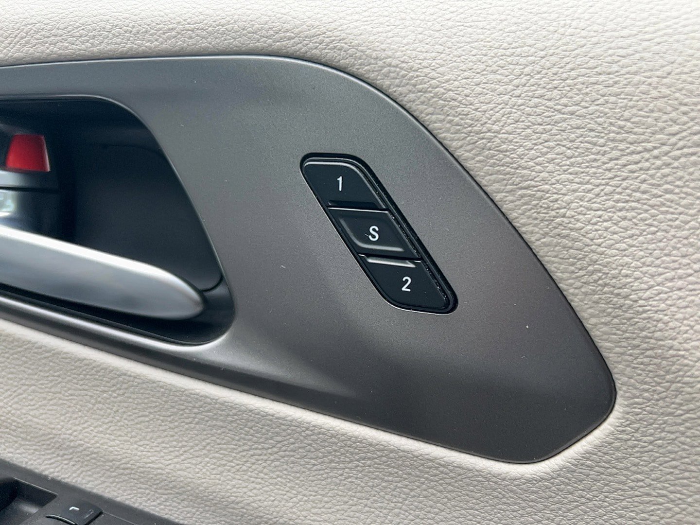 Used 2024 Chrysler Pacifica Touring-L FWD image 13