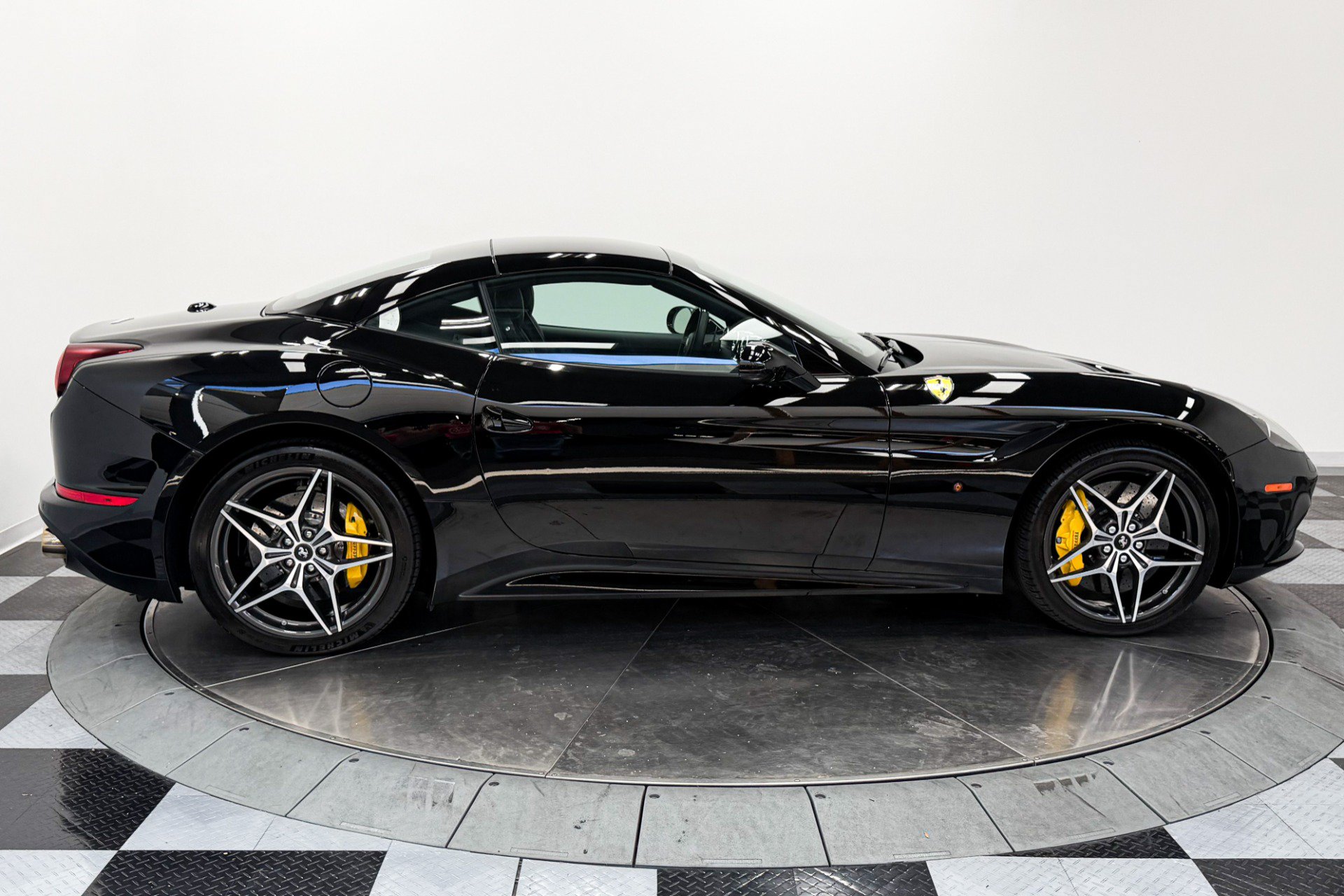 Used 2016 Ferrari California T RWD image 28