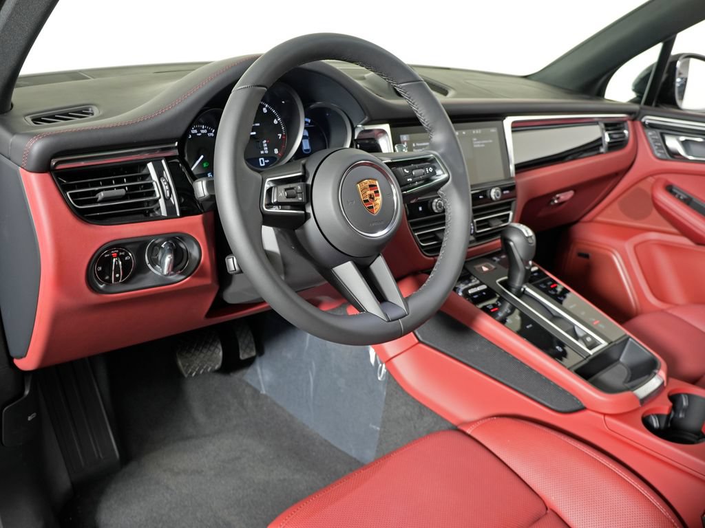 Certified 2026 Porsche Macan AWD/4WD image 4