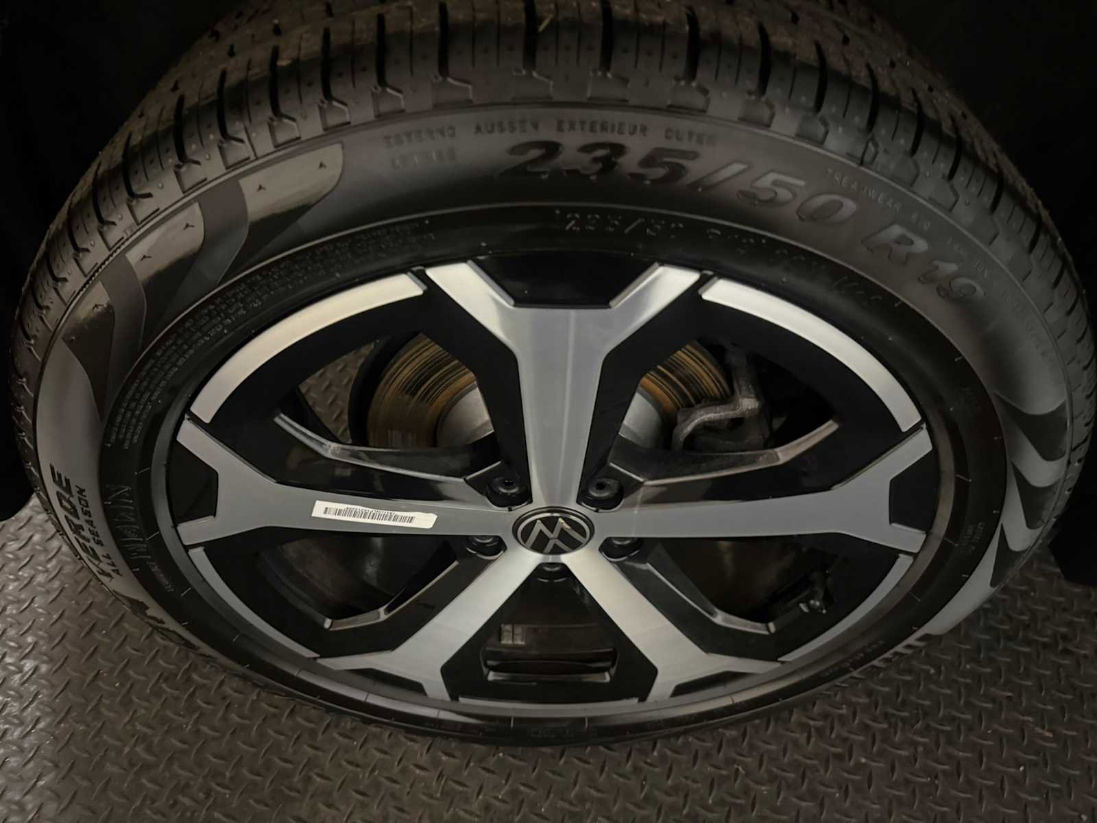 Certified 2025 Volkswagen Tiguan SE image 13