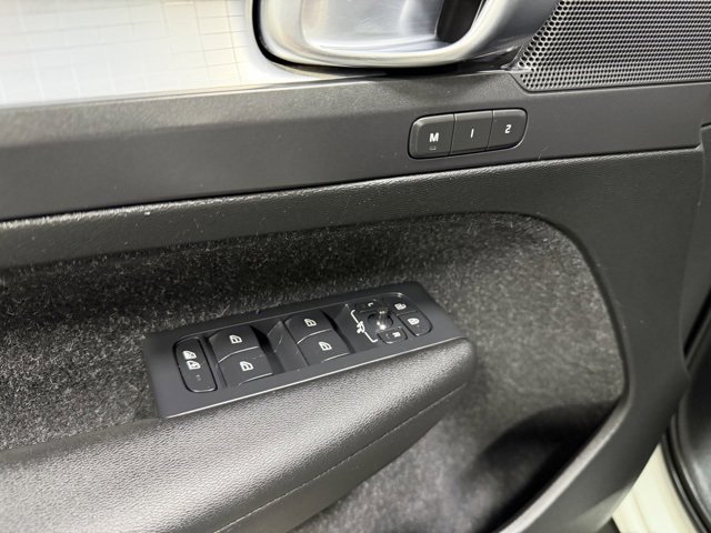 Used 2020 Volvo XC40 T5 Momentum w/ Premium Package image 21