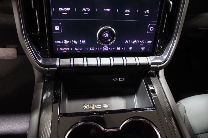 New 2026 GMC Yukon XL AT4 w/ AT4 Premium Plus Package AWD/4WD image 33