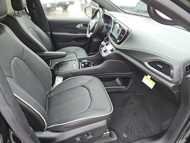 New 2026 Chrysler Pacifica Limited image 11