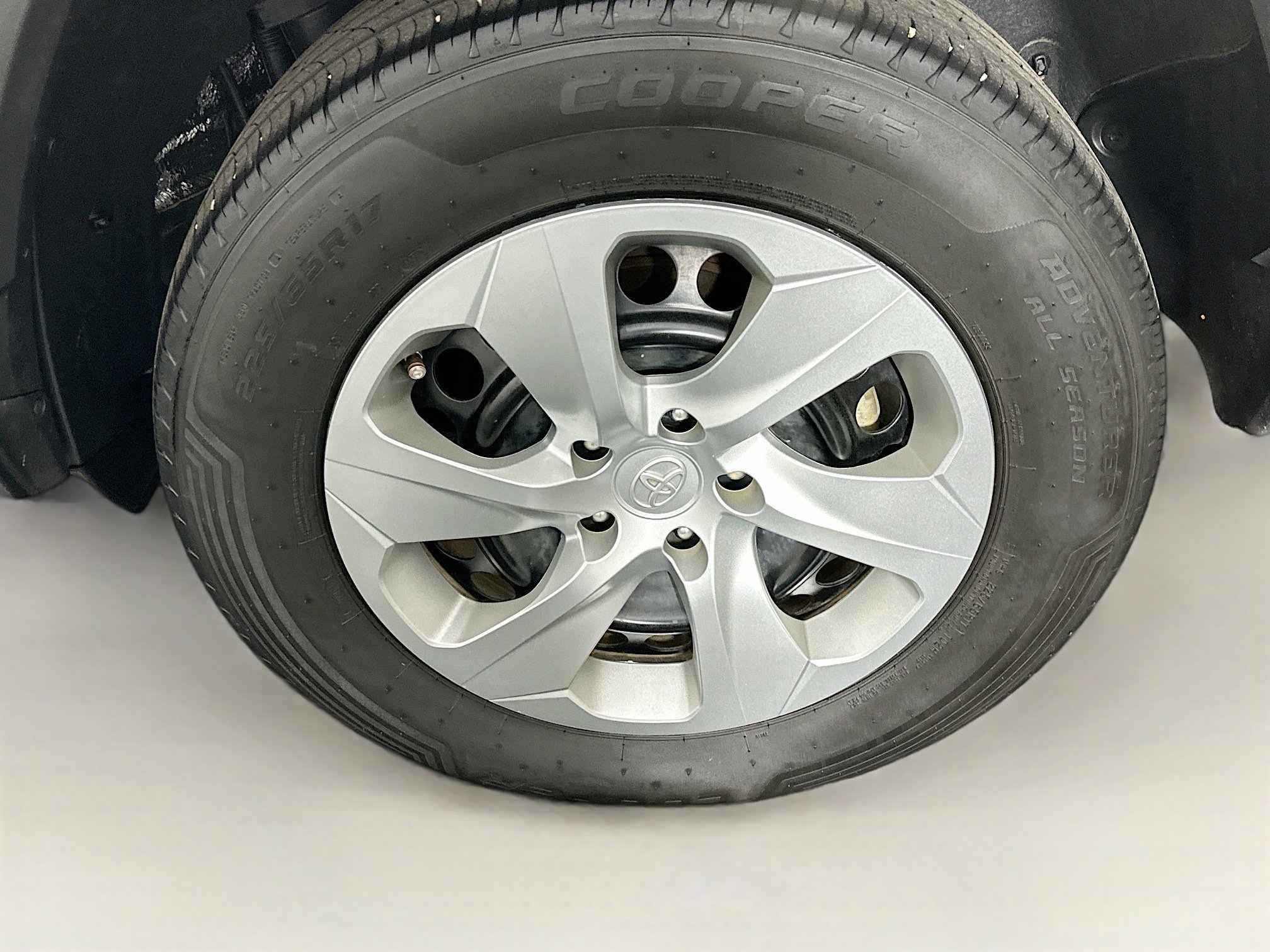 Used 2021 Toyota RAV4 LE FWD image 11